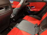 全ての席が主役席なのは、メルセデスならではの特徴です。快適なドライビングが、リラックスした車内空間を作りだします。