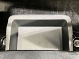 助手席アンダーボックスは運転用の替え靴や、車内に常備しておきたい子供用品、着替えた服などが収納できて便利です。女性に嬉しい収納スペースです