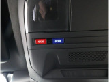 専用ボタンでコールセンターへ接続。状況に応じて緊急車両の要請やロードサービスの取次ぎを行います。重大事故の際は自動的にコールセンターにつながり、緊急車両やドクターヘリを要請します。(要申込)