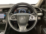 ハンドルにHondaセンシング系のクルーズコントロールやレーンキープアシストなどのスイッチと、オーディオの操作スイッチが装備されています。ハンドルから手を離さず安全に操作できます。
