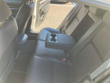 MAZDA3の後部座席はシートの形状が良く、お尻が自然にはまる設計となっております。適度な硬さがあり沈み込みすぎないため、長時間の乗車でも疲れにくくなっております。