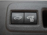 パワーバックドアを装備しています。バックドアを運転席からも開閉できます、便利ですよ。
