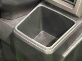 運転席埋め込み式カップホルダー(太ボトル600mm収納可能)