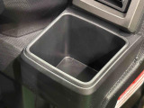 運転席埋め込み式カップホルダー(太ボトル600mm収納可能)