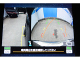 バックギアに入れるとバックカメラの映像がナビに映ります。障害物までの距離もわかりやすいです。