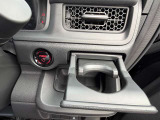 運転席側のドリンクホルダーです
