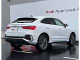 Audiのリヤディフューザーは、車両の後方での空気の流れを整え、乱流を減少させることで、走行安定性を向上させます。またスポーティで洗練された外観を提供し、全体のスタイルに一体感を持たせます。