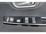 【運転席内ドア 】ミラー操作やウィンドウ開閉スイッチはドライバー目線で配置され、快適な操作性を実現!