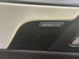 【MERIDIANサウンドシステム】精密なデジタル技術を用いて、車内で臨場感あふれるオーディオ体験を提供します。澄み渡った高音から迫力ある重低音まで鮮やかに再生します。
