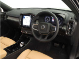 インストルメントパネルは僅かに運転席側へと傾けられているほか、余計なスイッチ類を可能な限り排し、運転に集中しやすい環境を造り出しています。