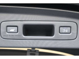 予約クローズ機能搭載!スマートキーを携帯した状態でボタンを押して車両から離れると、テールゲートが自動で閉まります!