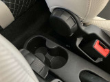 後部座席のドリンクホルダー。