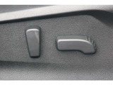 運転席は電動シートになります。スイッチ操作で座面及び背もたれの角度を調整できます。