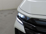 精悍な目つきのLEDヘッドランプを装備しております。