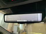 デジタルインナーミラー付き。後方視野角が広く、後席に同乗者がいても後方を確認しやすく安心です。