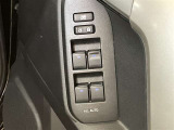 運転席側のフロントドアに全ドアのパワーウィンドウ開閉スイッチとウィンドウロックスイッチとドアロックスイッチが付いてます。