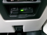 運転席のボンネットオプナーの近くに設置した、目立ちにくい場所でスッポリ収納されているETCを装備です!
