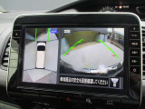 多彩なナビ機能に加えて、アラウンドビューモニターの画像も大画面に映し出されます。周囲の状況をもっと確認しやすくなり、駐車が楽に安心して行えます。