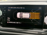 障害物との距離をセンサーで検知するパークディスタンスコントロール。音とディスプレイ表示で駐車時の安心感を高めます。