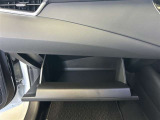 ちょっとしたところは収納ボックスにもなっています。車内はサイズも決まっているので、収納が少ないと思っているアナタ!ご安心ください。さまざまなところに収納が隠れているんです♪