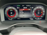 メーターディスプレイにて、運転支援システムの設定変更が可能です。併せて表示されているのが、入庫時の走行距離になります。