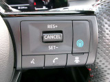 プロパイロット。高速道路の運転で、アクセル、ブレーキ、ステアリングをクルマがアシスト。ドライバーの負担を軽減します。