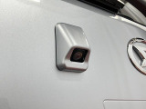 【バックカメラ】 対応モニターを装着することで、駐車時に車両後方の様子を見ることができます。