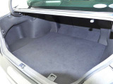 後席を倒すとトランクルームと車内が繋がり一つの空間になりますので、長い荷物も積載出来ます!