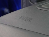 ◆助手席エアバッグ◆SRSエアバッグは、シートベルトだけでは防ぎきれない衝突時の衝撃から乗員を守るための安全装置。衝突時に瞬時に膨らみ、頭部や胸部がダッシュボードに直接衝突するのを防ぎます。