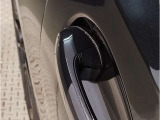 【スマートキー】車両のキーをカバンやポケットに入れたまま、お車の開閉が可能で御座います。お車の前に立ってキーを探す必要が御座いません。