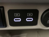 【USB電源ソケット】スマートフォンの充電などに便利な2口のUSB電源ソケットを装備。