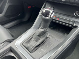 Audiのシフトレバーは、その車のトランスミッションに合わせて異なるデザインと機能を持っており、運転の楽しさと快適さを追求しています。