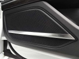 北欧デンマークのハイエンドオーディオメーカー、バング&オルフセンサウンドシステムが装備されております。立体的な音響空間を作る車内スピーカーは17を数えます。