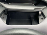 運転席にも大きめな収納があって便利です。