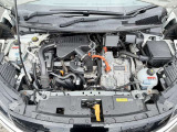 【エンジンルーム】エンジンルーム内はクリーニング済み。気になるオイル汚れや泥汚れも少なく、コンディションは良好です。機関系の状態確認がしやすい、清潔感のある一台です。