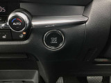 【 プッシュボタンスタートシステム 】 「アドバンストキーを携帯し、ブレーキペダルを踏みながらインパネ上のボタンを押すだけで、エンジンの始動/停止ができます。」