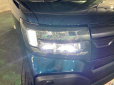 白く明るい光で夜間走行をサポートするLEDヘッドランプを搭載