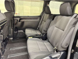 ゆったり座れるセカンドシート。足元も広々していて乗り心地も良いです!