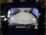後方の映像を車内の11.6インチディスプレイに表示。 ステアリング操作に連動して動くガイドラインが、駐車や車庫入れをよりスムーズにサポート。狭いスペースでも安心して操作できる頼れる機能です。