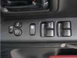 パワーウィンドウを装備しております。運転席側はオート機能付きで、スイッチを奥まで押す・引くことで、窓が自動で全開・全閉します。