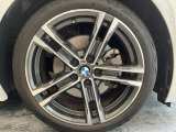 BMWならではの卓越した走りを支えるホイールと足回りです!日本車の走りに慣れている方にもぜひ体感して頂きたいほど、高いレベルでまとまっています!