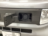 急速充電は車内のボタンを操作して開け、あとは充電コネクターを差すだけで充電開始します。簡単な充電操作と、フタの開け方を変えることで差し間違いを防げる安心感。