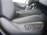 パワーシート搭載。微妙な調整が手軽に出来、最適なポジションで運転することが可能です。