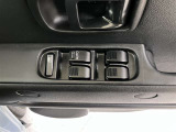 運転席のみパワ-ウインドウのオ-ト機能付き車両です。