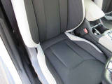 運転席シートに破れなどはございません。