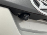 【バックカメラ】 駐車時に車両後方の様子を見ることができるので、運転の不安を軽くします。