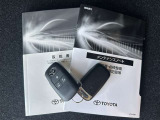 メンテナンスノート、取扱説明書ですね。 車の情報が凝縮されています。 車の整備記録が記載されている大事な物ですよ。