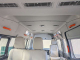 車内上部にも手摺りが付いているので車内で移動する際も安心です。