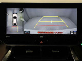 パノラミックビューモニターを装備。駐車場や交差点でクルマを真上から見るように周囲を確認できます。機能の詳細は販売店スタッフまでおたずねください。
