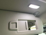 LED照明付きのバニティミラー。
